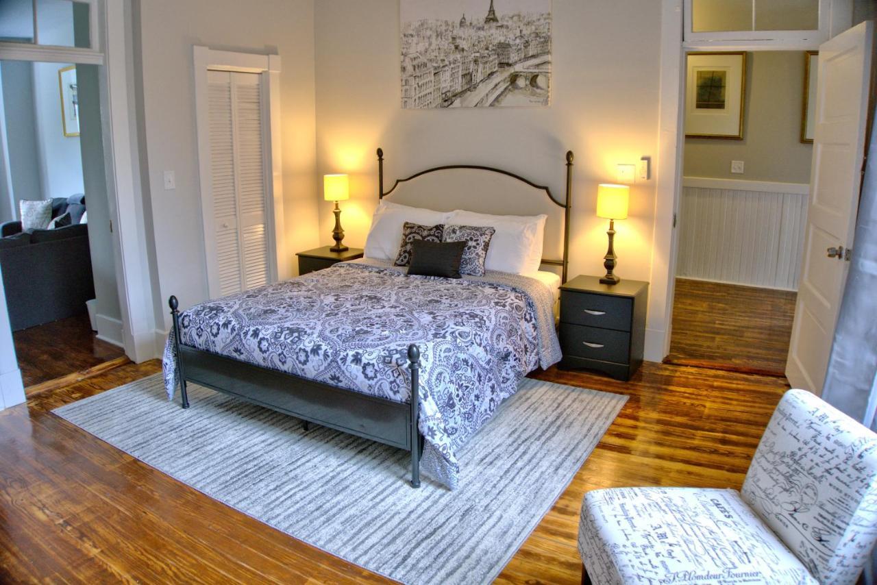 2 Bedroom Newly Renovated Townhome In Historic Apartmán